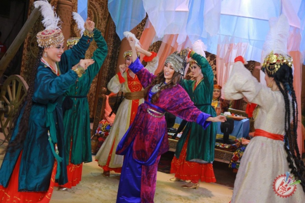 Муниса Ризаева хоразмча қўшиқ куйлаб, унга клип суратга олдирмоқда