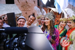 Муниса Ризаева хоразмча қўшиқ куйлаб, унга клип суратга олдирмоқда