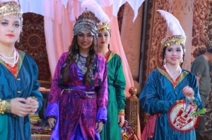 Муниса Ризаева хоразмча қўшиқ куйлаб, унга клип суратга олдирмоқда