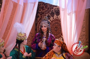 Муниса Ризаева хоразмча қўшиқ куйлаб, унга клип суратга олдирмоқда