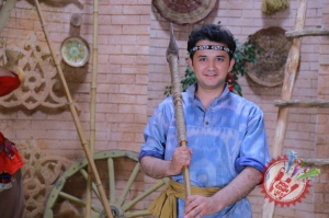 Муниса Ризаева хоразмча қўшиқ куйлаб, унга клип суратга олдирмоқда