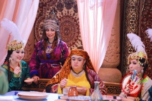 Муниса Ризаева хоразмча қўшиқ куйлаб, унга клип суратга олдирмоқда