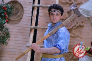 Муниса Ризаева хоразмча қўшиқ куйлаб, унга клип суратга олдирмоқда