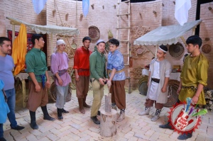 Муниса Ризаева хоразмча қўшиқ куйлаб, унга клип суратга олдирмоқда