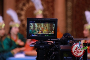 Муниса Ризаева хоразмча қўшиқ куйлаб, унга клип суратга олдирмоқда