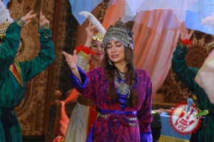 Муниса Ризаева хоразмча қўшиқ куйлаб, унга клип суратга олдирмоқда