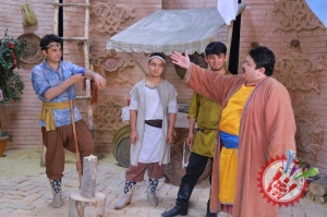 Муниса Ризаева хоразмча қўшиқ куйлаб, унга клип суратга олдирмоқда