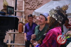 Муниса Ризаева хоразмча қўшиқ куйлаб, унга клип суратга олдирмоқда