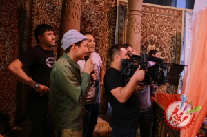 Муниса Ризаева хоразмча қўшиқ куйлаб, унга клип суратга олдирмоқда