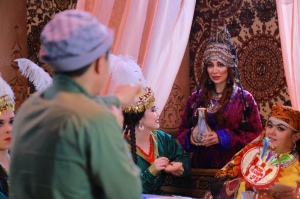 Муниса Ризаева хоразмча қўшиқ куйлаб, унга клип суратга олдирмоқда