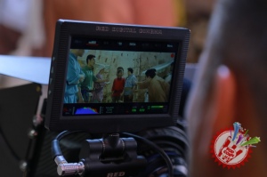 Муниса Ризаева хоразмча қўшиқ куйлаб, унга клип суратга олдирмоқда