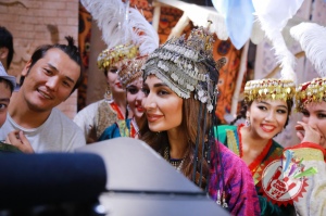 Муниса Ризаева хоразмча қўшиқ куйлаб, унга клип суратга олдирмоқда