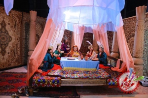 Муниса Ризаева хоразмча қўшиқ куйлаб, унга клип суратга олдирмоқда