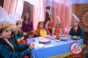 Муниса Ризаева хоразмча қўшиқ куйлаб, унга клип суратга олдирмоқда