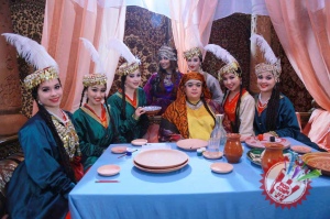 Муниса Ризаева хоразмча қўшиқ куйлаб, унга клип суратга олдирмоқда