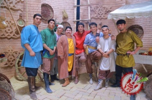 Муниса Ризаева хоразмча қўшиқ куйлаб, унга клип суратга олдирмоқда