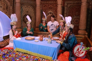 Муниса Ризаева хоразмча қўшиқ куйлаб, унга клип суратга олдирмоқда