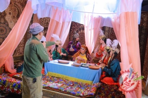 Муниса Ризаева хоразмча қўшиқ куйлаб, унга клип суратга олдирмоқда