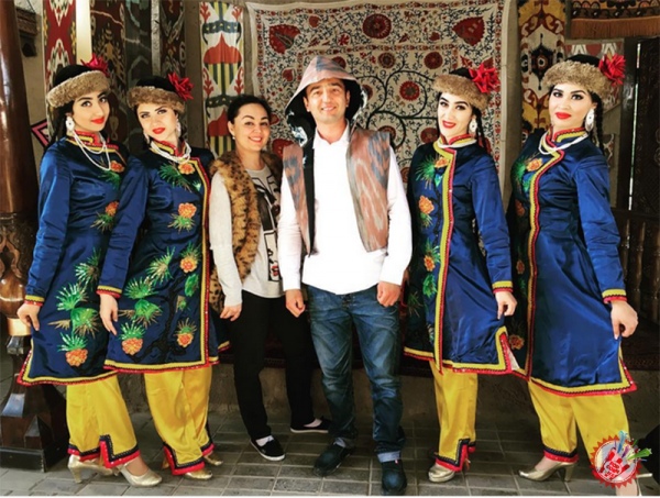  Божалар гуруҳи уйғур тилида қўшиқ куйлади