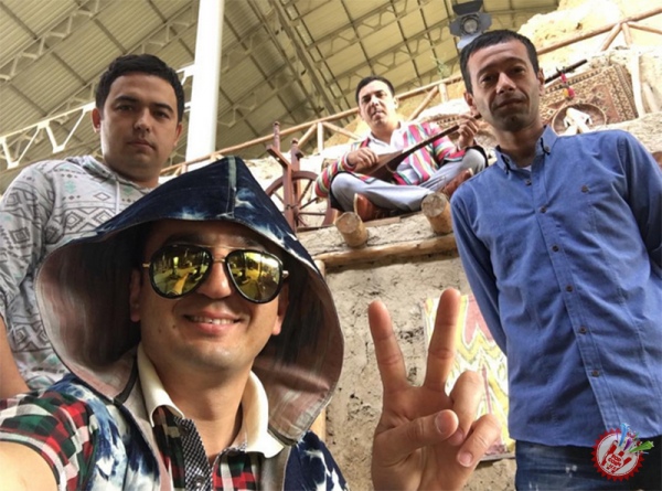  Божалар гуруҳи уйғур тилида қўшиқ куйлади