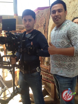 Божалар гуруҳи уйғур тилида қўшиқ куйлади