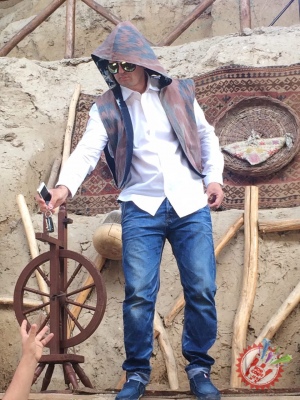 Божалар гуруҳи уйғур тилида қўшиқ куйлади