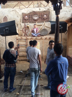  Божалар гуруҳи уйғур тилида қўшиқ куйлади