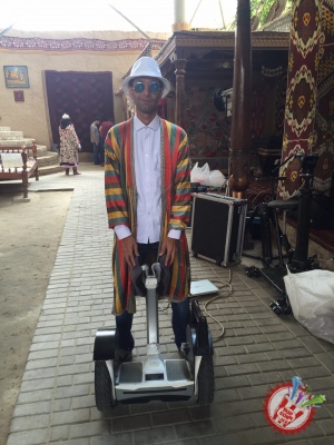 Божалар гуруҳи уйғур тилида қўшиқ куйлади