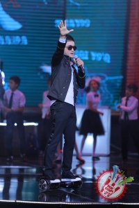 Шоҳруҳхон мухлислари олдида уйланишга ваъда берди