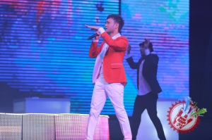 Шоҳруҳхон мухлислари олдида уйланишга ваъда берди