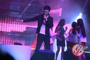 Шоҳруҳхон мухлислари олдида уйланишга ваъда берди