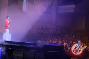 Шоҳруҳхон мухлислари олдида уйланишга ваъда берди