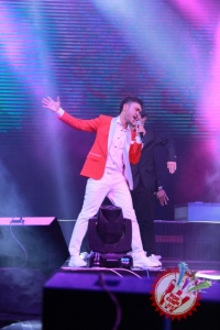 Шоҳруҳхон мухлислари олдида уйланишга ваъда берди