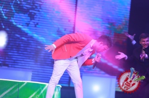 Шоҳруҳхон мухлислари олдида уйланишга ваъда берди