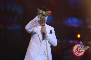 Шоҳруҳхон мухлислари олдида уйланишга ваъда берди