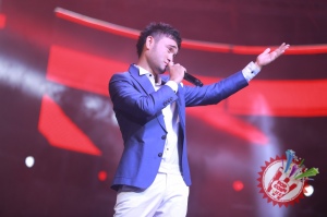 Шоҳруҳхон мухлислари олдида уйланишга ваъда берди