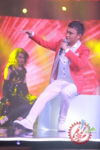 Шоҳруҳхон мухлислари олдида уйланишга ваъда берди