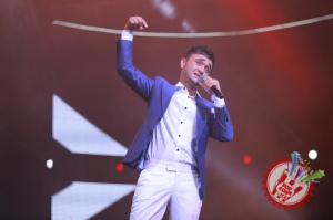 Шоҳруҳхон мухлислари олдида уйланишга ваъда берди