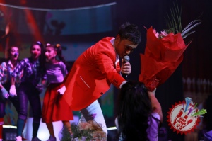 Шоҳруҳхон мухлислари олдида уйланишга ваъда берди