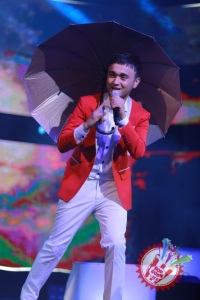 Шоҳруҳхон мухлислари олдида уйланишга ваъда берди