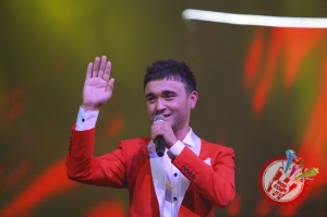 Шоҳруҳхон мухлислари олдида уйланишга ваъда берди