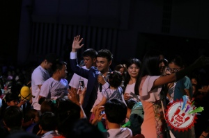 Шоҳруҳхон мухлислари олдида уйланишга ваъда берди