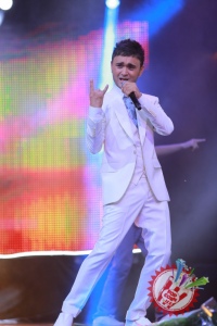 Шоҳруҳхон мухлислари олдида уйланишга ваъда берди