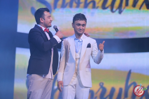 Шоҳруҳхон мухлислари олдида уйланишга ваъда берди