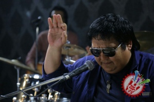 Али Ниязимбетовнинг гўзал ёрига баҳо беринг