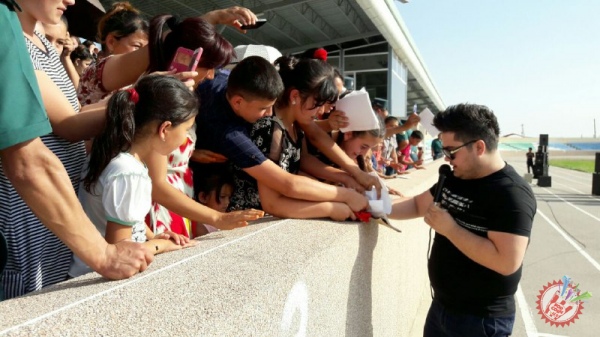 Беном гуруҳи Навоийда концерт дастури билан меҳмон бўлди