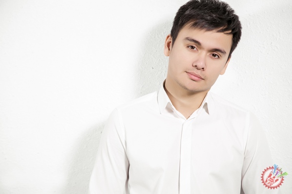 Шоҳруҳхоннинг 10 йил олдин куйлаган қўшиғи Шуҳрат Юлдашев ижросида