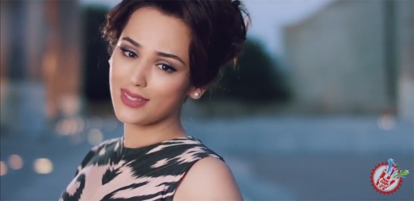 Лола Аҳмедовадан навбатдаги тарона ва клип премьераси “Юртдан айрилма”