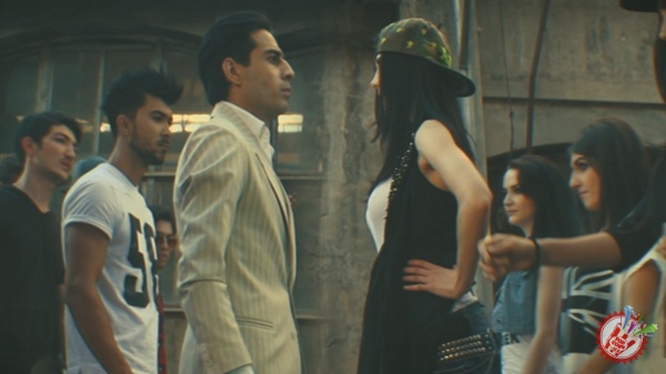 Шаҳриёр қалам қошли ёрига атаб қўшиқ куйлади