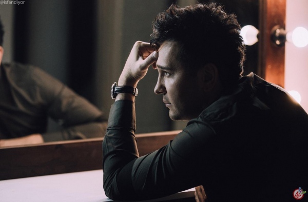 Сардор Раҳимхон “Омон-омон” таронасини уйғурча талқинда куйлади